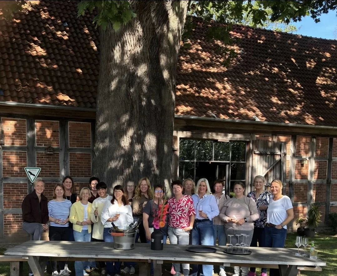 Gruppenbild unter der alten Eiche vor dem Fachwerkhaus