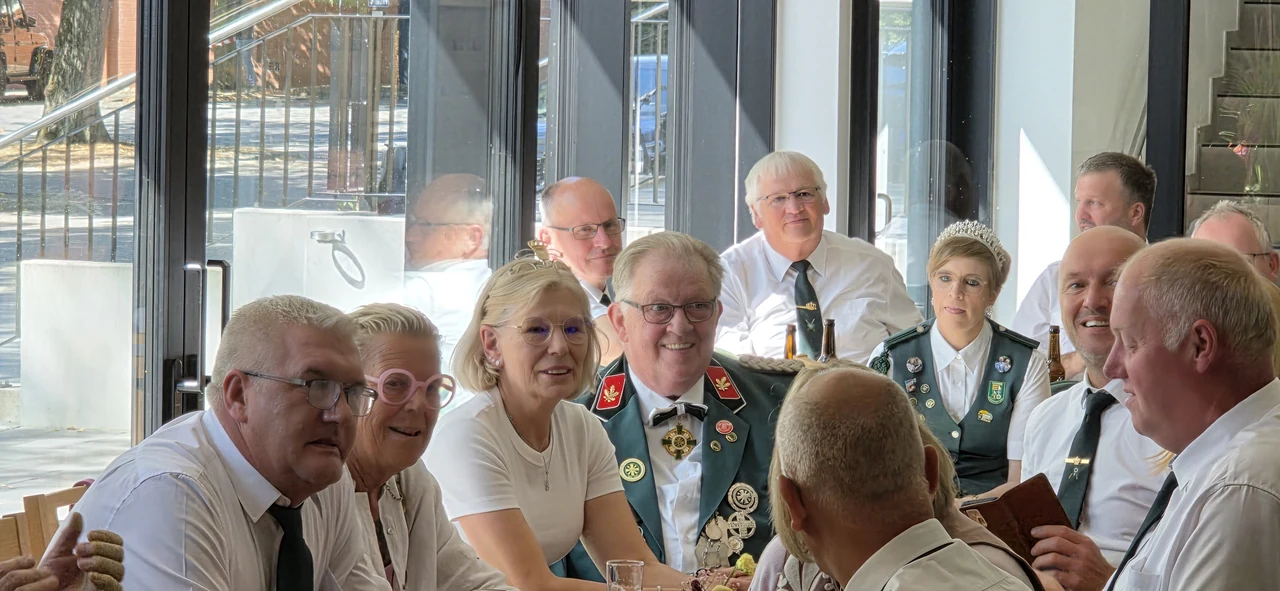 Königspaare und Gäste an der Tafel in der Schützenhalle