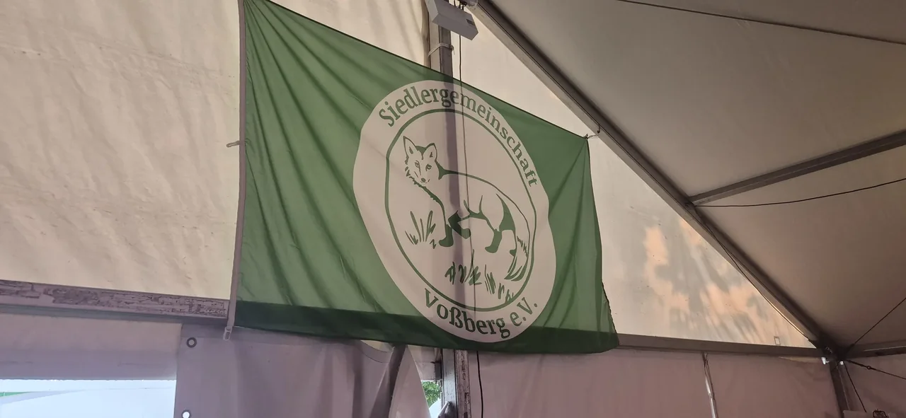 Fahne der Siedlergemeinschaft Voßberg e.V. im Festzelt