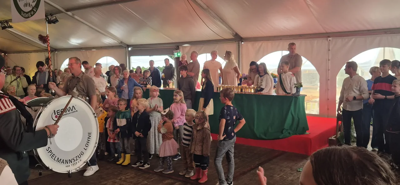 Festzelt mit Spielmannszug Lohne beim Siedlerfest Voßberg