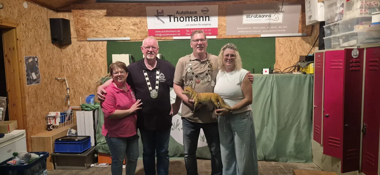 Gruppenfoto mit dem Fuchs der Siedlergemeinschaft Voßberg