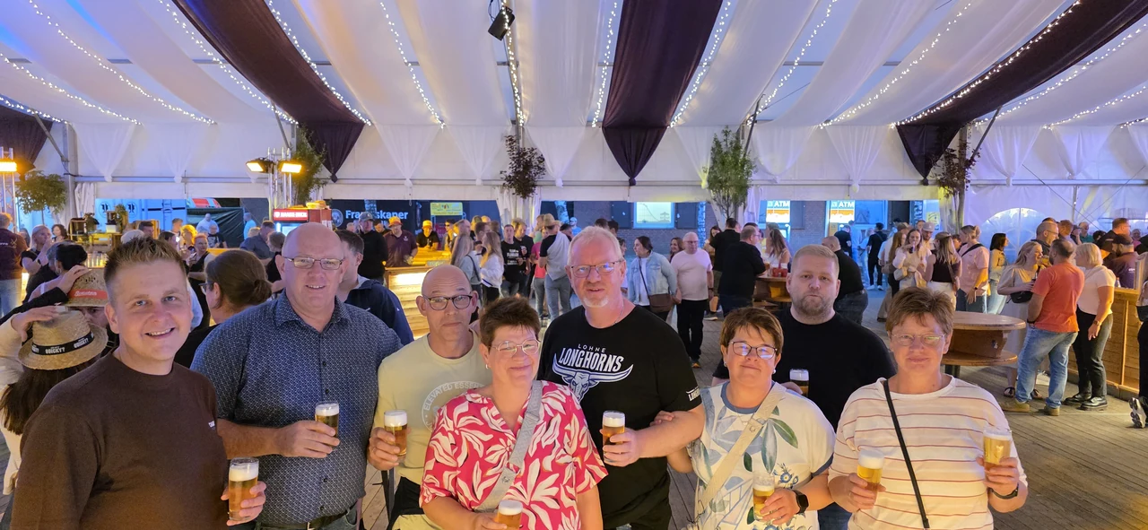 Prosit der Gruppe im Festzelt