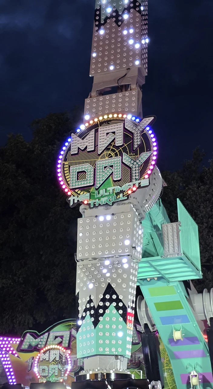 Fahrgeschäft May Day in der Abenddämmerung