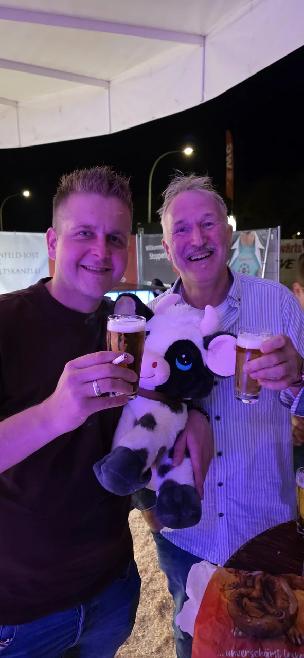 Prosit mit Bier und Plüschkuh